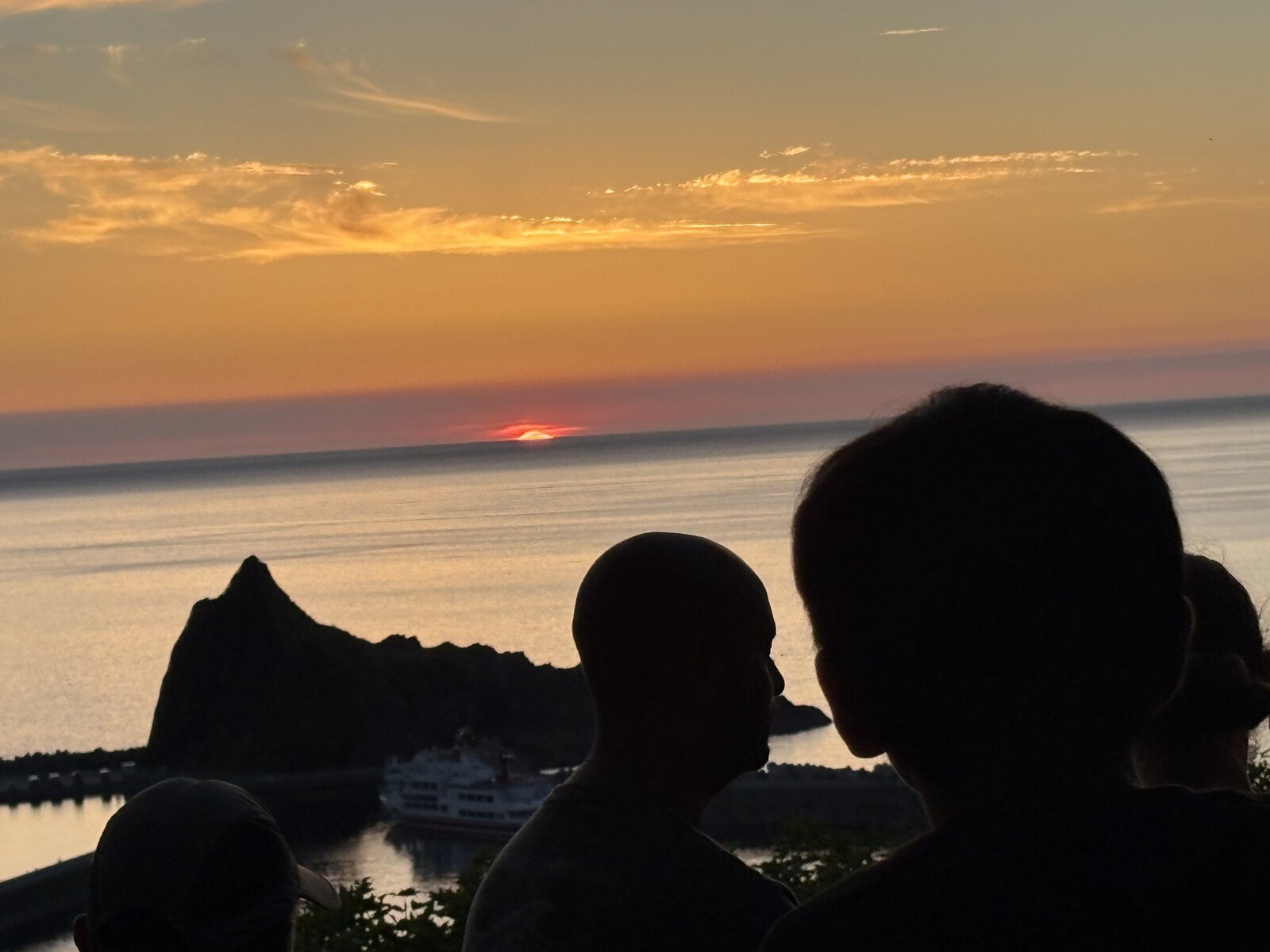 夕日と岩のシルエット