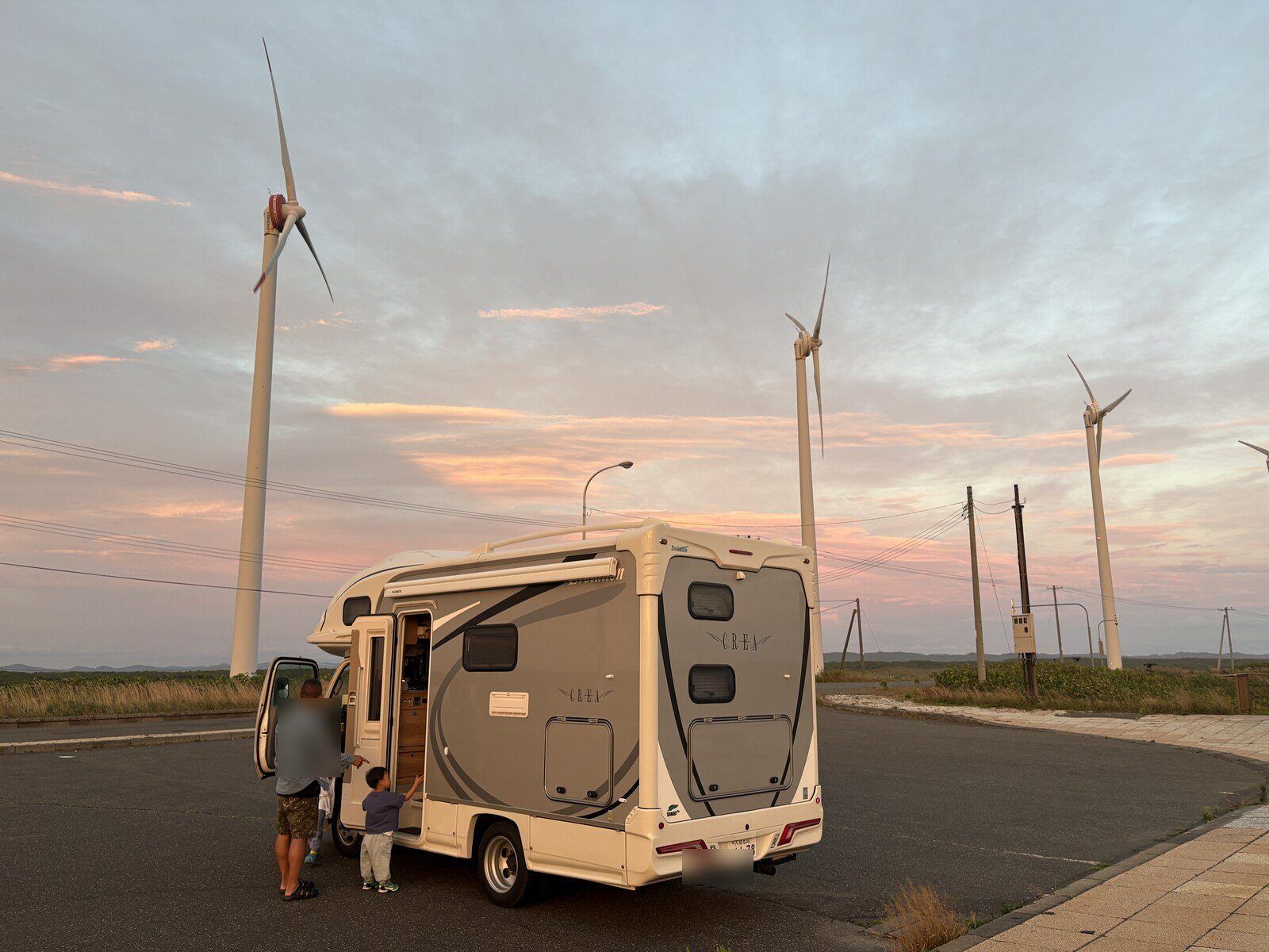 風車と夕焼けとキャンピングカー