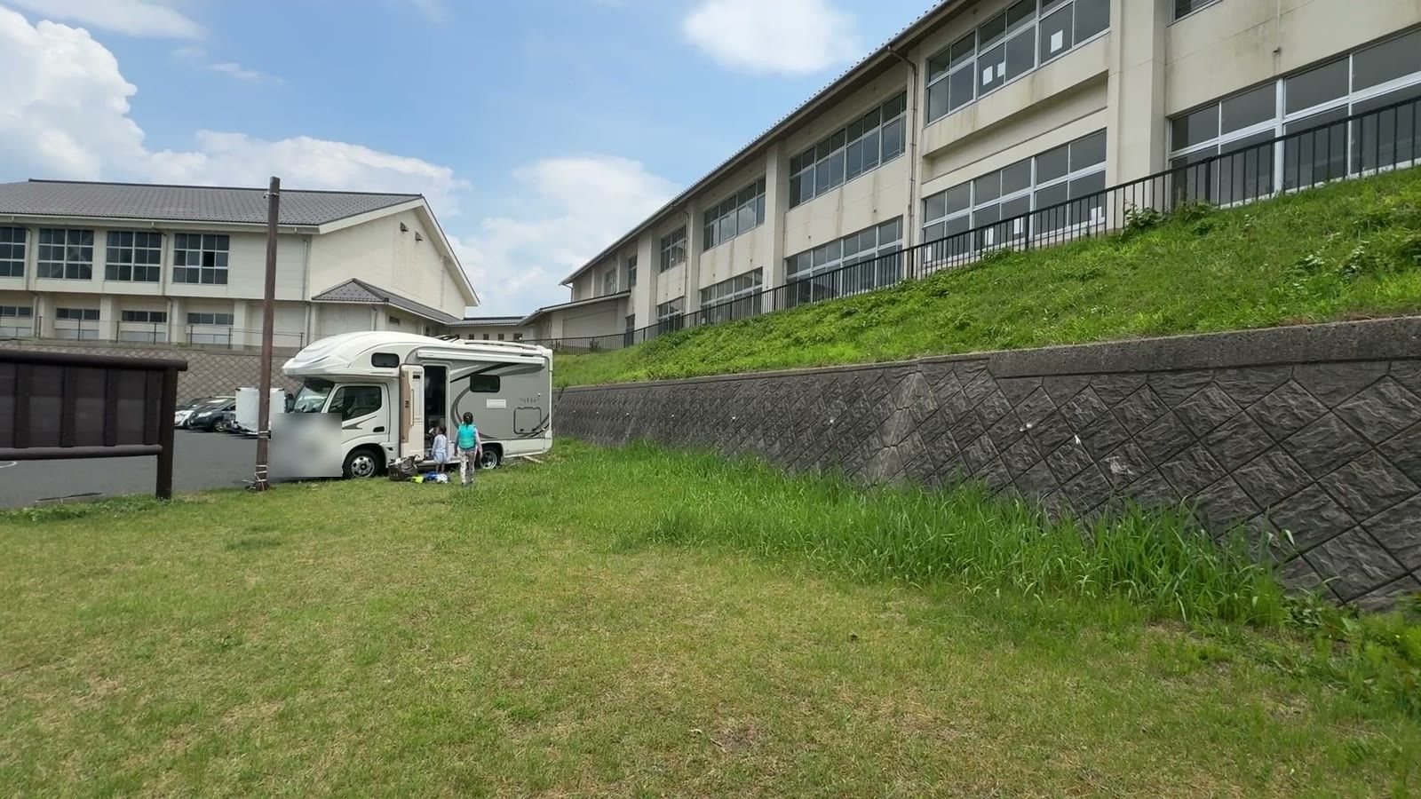 間人親水プールの駐車場にとめたキャンピングカー
