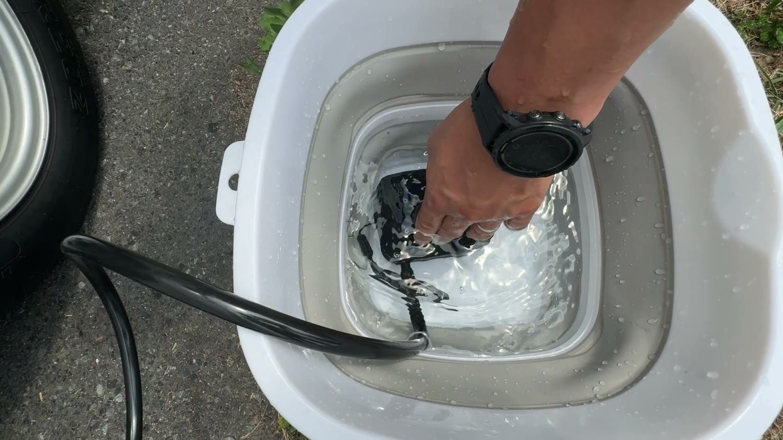 ポータブルシャワー用に水をためた折りたたみバケツ