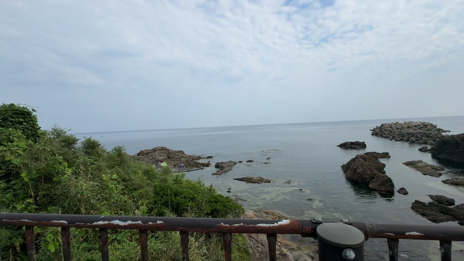 間人親水プールのそばに広がる日本海と岩場