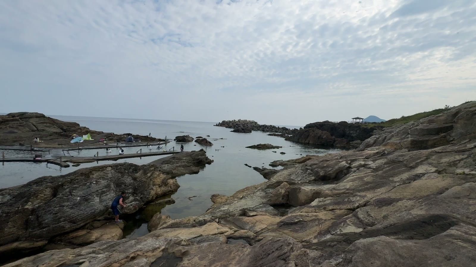 間人親水プールと周りの岩場の全景