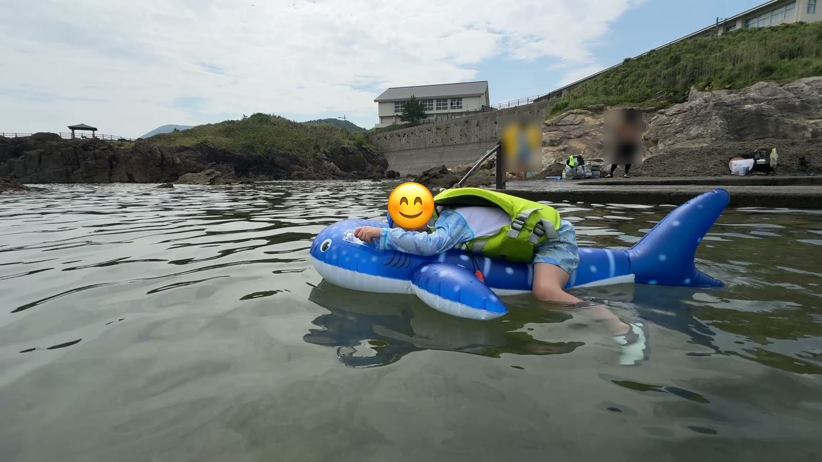 間人親水プールでジンベエザメの浮き輪に乗って浮かぶ息子