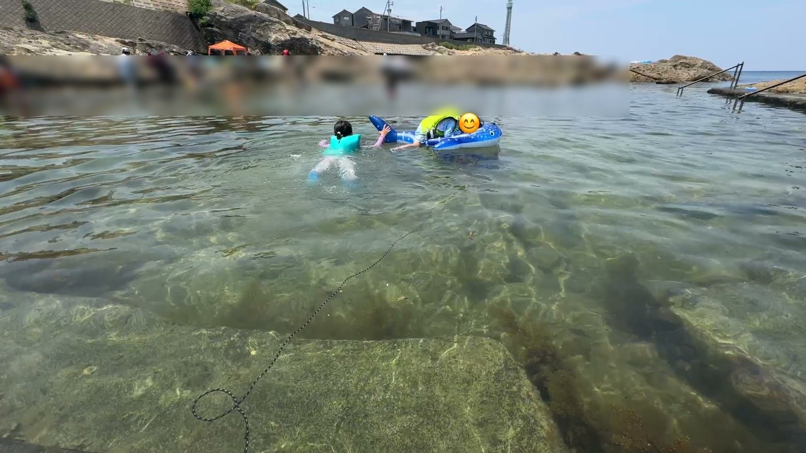 間人親水プールの全景と泳ぐ子どもたち