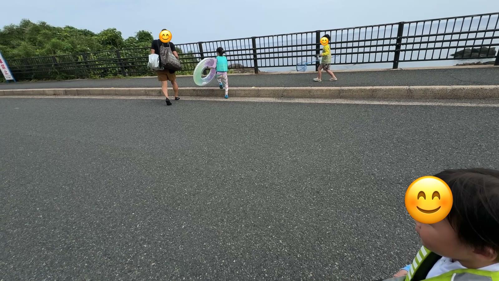 間人親水プールの駐車場からプールへ歩く家族