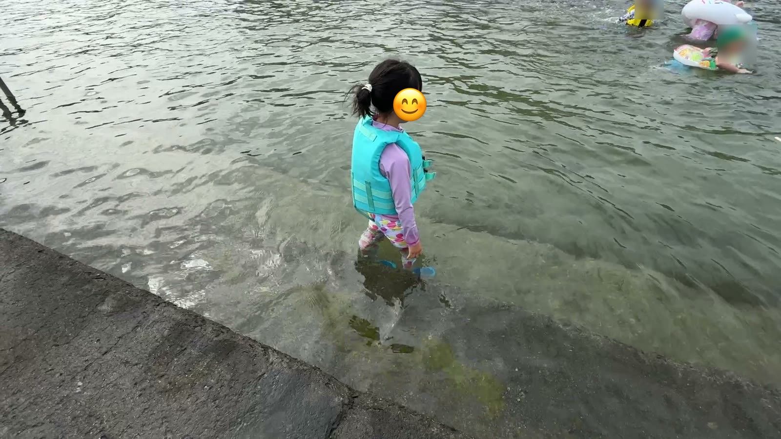 間人親水プールの浅いところに入っていく7歳の娘
