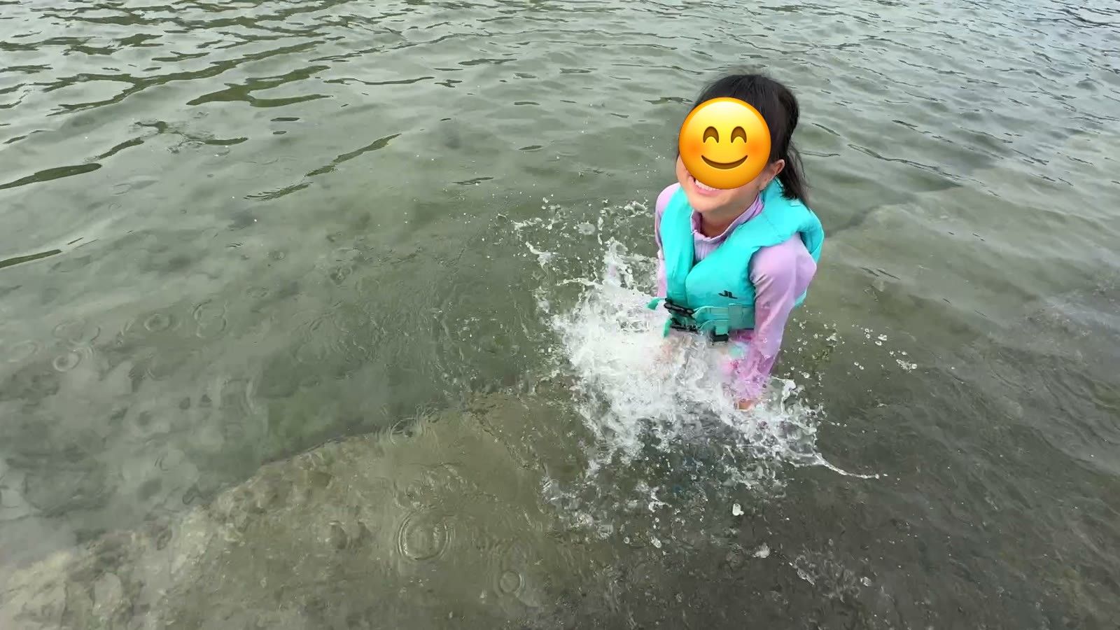 間人親水プールで水しぶきを上げて笑う娘