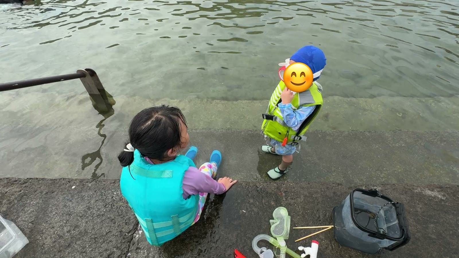 間人親水プールのふちで遊ぶ娘と息子