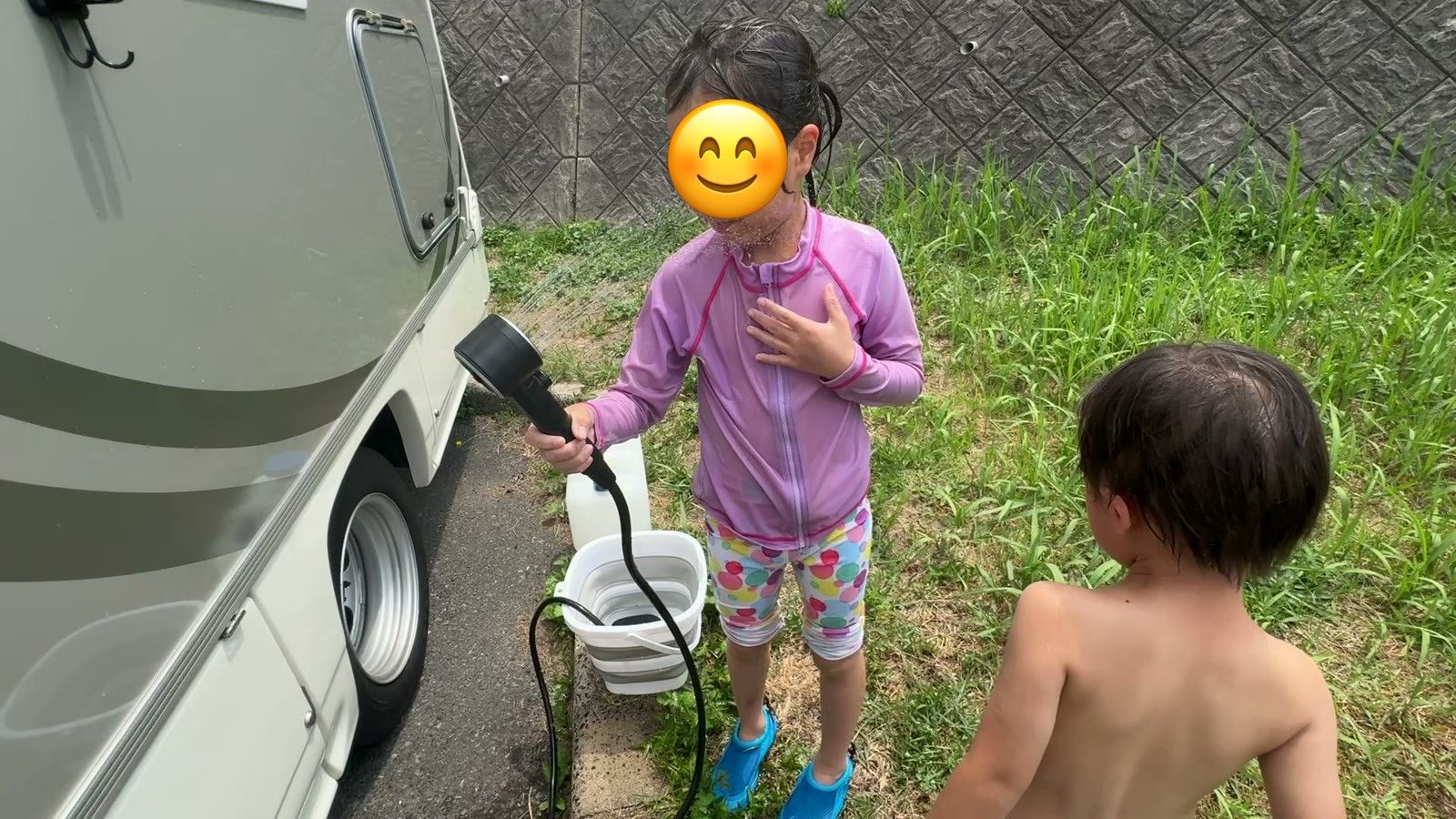 自分でシャワーを持って体を流す娘と、となりに立つ息子