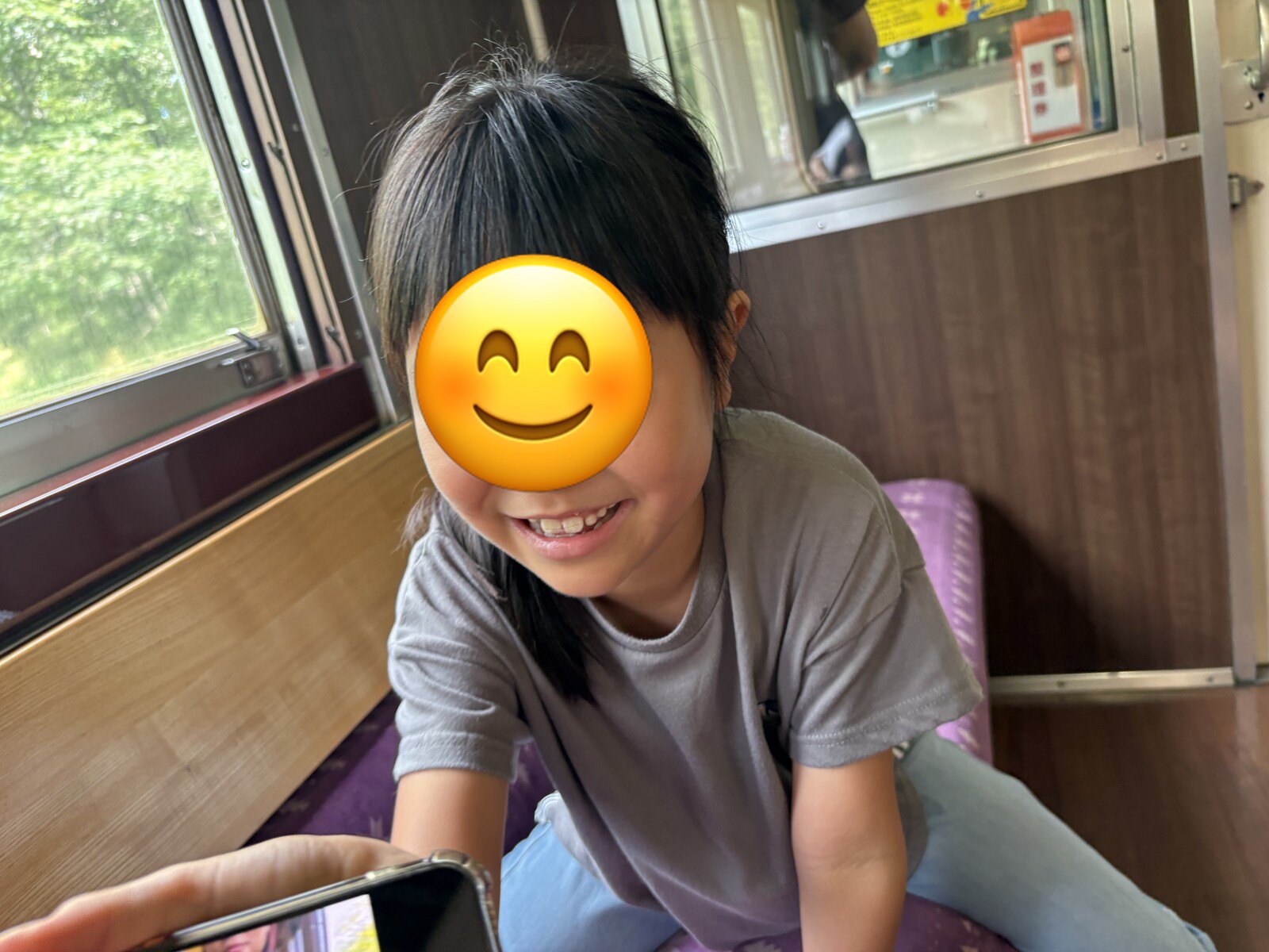 窓際の席でにっこり