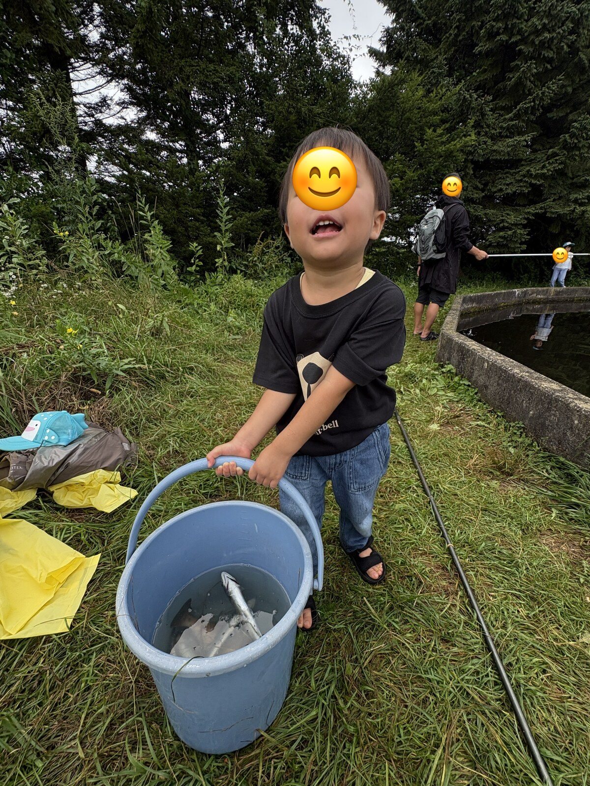 釣った魚をバケツに入れて