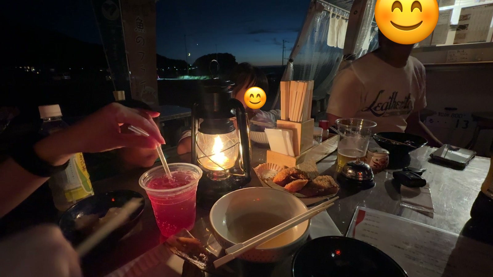 屋台で家族そろって夕ごはん