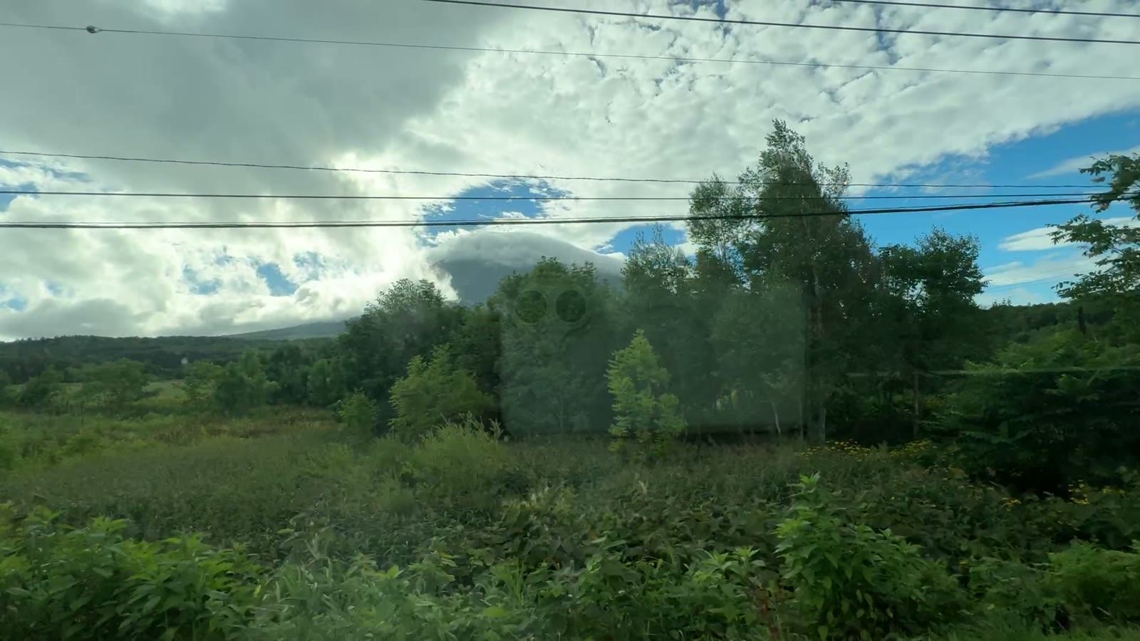 雲がかかった羊蹄山車窓から